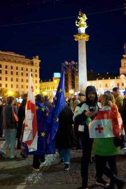 20 Ekim 2024 'te Gürcistan' ın başkenti Tiflis 'teki Liberty Square' de Avrupa Birliği entegrasyonu ve üyeliğini destekleyen gösteriler için yürüyüş