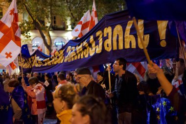 20 Ekim 2024 'te Gürcistan' ın başkenti Tiflis 'teki Liberty Square' de Avrupa Birliği entegrasyonu ve üyeliğini destekleyen gösteriler için yürüyüş