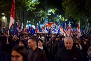 20 Ekim 2024 'te Gürcistan' ın başkenti Tiflis 'teki Liberty Square' de Avrupa Birliği entegrasyonu ve üyeliğini destekleyen gösteriler için yürüyüş
