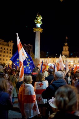 20 Ekim 2024 'te Gürcistan' ın başkenti Tiflis 'teki Liberty Square' de Avrupa Birliği entegrasyonu ve üyeliğini destekleyen gösteriler için yürüyüş