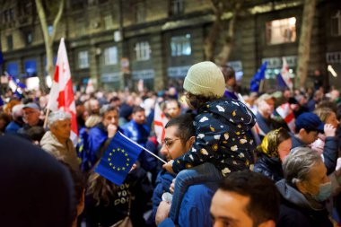 20 Ekim 2024 'te Gürcistan' ın başkenti Tiflis 'teki Liberty Square' de Avrupa Birliği entegrasyonu ve üyeliğini destekleyen gösteriler için yürüyüş