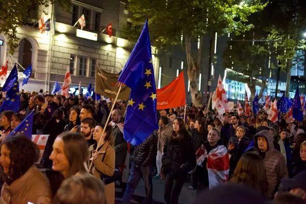 20 Ekim 2024 'te Gürcistan' ın başkenti Tiflis 'teki Liberty Square' de Avrupa Birliği entegrasyonu ve üyeliğini destekleyen gösteriler için yürüyüş