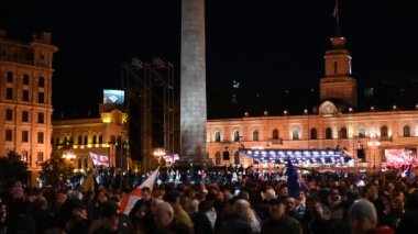 20 Ekim 2024 'te Gürcistan' ın başkenti Tiflis 'teki Liberty Square' de Avrupa Birliği entegrasyonu ve üyeliğini destekleyen gösteriler için yürüyüş
