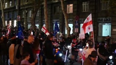 20 Ekim 2024 'te Gürcistan' ın başkenti Tiflis 'teki Liberty Square' de Avrupa Birliği entegrasyonu ve üyeliğini destekleyen gösteriler için yürüyüş