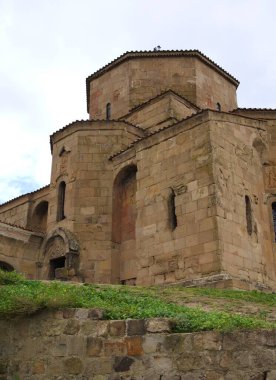 Jvari Manastırı, 6. yüzyıl Gürcistan Ortodoks Manastırı ve Tiflis 'in kuzeyinde, doğu Gürcistan' daki Mtskheta yakınlarındaki UNESCO Dünya Mirası