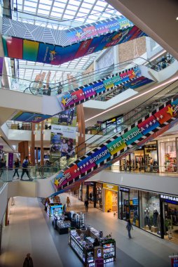 24 Ekim 2024 'te Sırbistan' ın Belgrad kentinde mağazalar, butikler, lokantalar ve eğlence hizmetleriyle Ada Alışveriş Merkezi ticari kompleksi