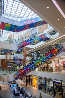 24 Ekim 2024 'te Sırbistan' ın Belgrad kentinde mağazalar, butikler, lokantalar ve eğlence hizmetleriyle Ada Alışveriş Merkezi ticari kompleksi
