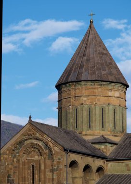 Svetitskhoveli Katedrali Ortodoks Hıristiyan Katedrali ve UNESCO Dünya Mirası alanı, Gürcistan 'ın tarihi Mtskheta kentinde, Tiflis başkenti yakınlarında yer alıyor.