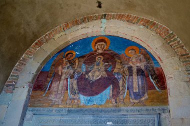Svetitskhoveli Katedrali Ortodoks Hıristiyan Katedrali ve Gürcistan 'ın tarihi Mtskheta kentinde yer alan UNESCO Dünya Mirası sahasının içi, Tiflis başkenti yakınlarındaki