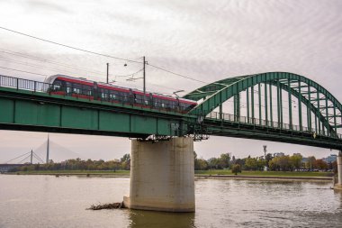 Sava Köprüsü, Sava Nehri 'ni geçiyor ve 24 Ekim 2024' te Sırbistan 'ın başkenti Belgrad' da araba ve tramvay trafiği için kullanılıyor.