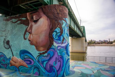 Sava Köprüsü, Sava Nehri 'ni geçiyor ve 24 Ekim 2024' te Sırbistan 'ın başkenti Belgrad' da araba ve tramvay trafiği için kullanılıyor.