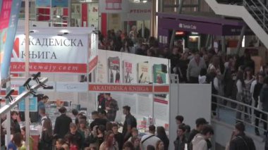 Sırbistan 'ın başkenti Belgrad' daki 67. Uluslararası Belgrad Kitap Fuarı 'ndan (Medjunarodni Sajam knjiga) 25 Ekim 2024' te kitap satın alan ziyaretçiler