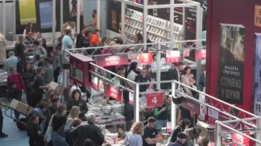 Sırbistan 'ın başkenti Belgrad' daki 67. Uluslararası Belgrad Kitap Fuarı 'ndan (Medjunarodni Sajam knjiga) 25 Ekim 2024' te kitap satın alan ziyaretçiler