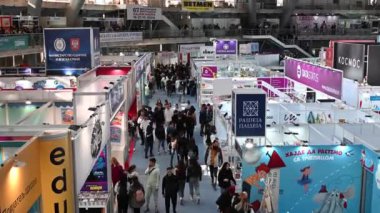 Sırbistan 'ın başkenti Belgrad' daki 67. Uluslararası Belgrad Kitap Fuarı 'ndan (Medjunarodni Sajam knjiga) 25 Ekim 2024' te kitap satın alan ziyaretçiler