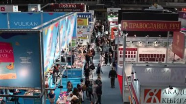 Sırbistan 'ın başkenti Belgrad' daki 67. Uluslararası Belgrad Kitap Fuarı 'ndan (Medjunarodni Sajam knjiga) 25 Ekim 2024' te kitap satın alan ziyaretçiler