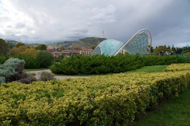 Gürcistan 'ın başkenti Tiflis' teki Kura Mtkvari nehri üzerinde 21 Ekim 2024 tarihinde Barış, çelik ve cam köprüler inşa edildi.