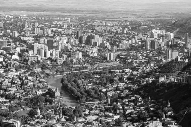 Gürcistan 'ın başkenti Tiflis' teki Mtatsminda Parkı 'ndan 22 Ekim 2024' te havadan panoramik manzara