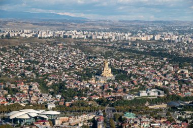 Gürcistan 'ın başkenti Tiflis' teki Mtatsminda Parkı 'ndan 22 Ekim 2024' te havadan panoramik manzara