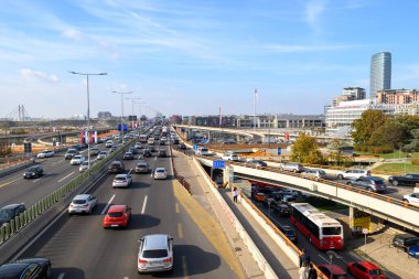 Sırbistan 'ın başkenti Belgrad' daki Gazela Köprüsü (Avrupa rotası E75) üzerindeki Mostar kavşağı ve kentsel karayolu 31 Ekim 2024