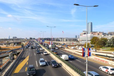 Sırbistan 'ın başkenti Belgrad' daki Gazela Köprüsü (Avrupa rotası E75) üzerindeki Mostar kavşağı ve kentsel karayolu 31 Ekim 2024