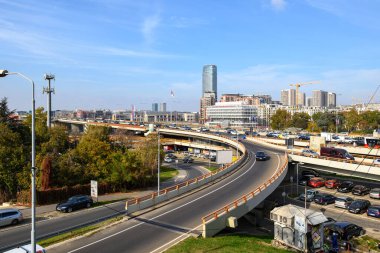 Sırbistan 'ın başkenti Belgrad' daki Gazela Köprüsü (Avrupa rotası E75) üzerindeki Mostar kavşağı ve kentsel karayolu 31 Ekim 2024