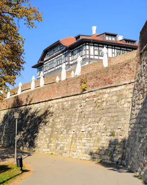 Sırbistan 'ın başkenti Belgrad' daki Kalemegdan parkında tarihi Belgrad Kalesi tahkimatlarının kalıntıları