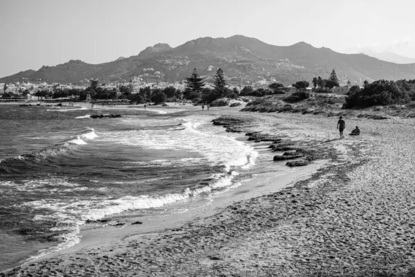 20 Ağustos 2023 'te Yunanistan' ın Ege Denizi 'ndeki Yunan Kiklad adalarının en büyüğü olan Naxos Hora kasabasındaki sahil.