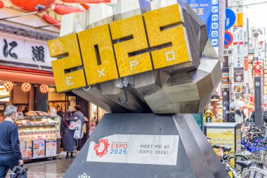 Osaka, Japonya 'nın Dotonbori ilçesinde 15 Şubat 2024 tarihinde Osaka Dünya Fuarı' nın reklamını yapan tanıtım standı.