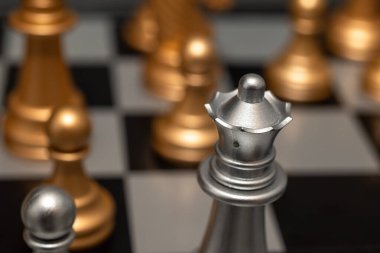 Siyah-beyaz satranç taşlarına sahip satranç tahtası