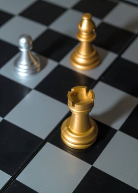 Siyah-beyaz satranç taşlarına sahip satranç tahtası