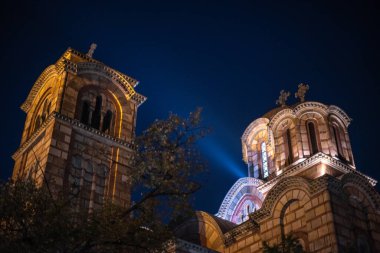 Belgrad 'daki Tasmajdan parkında yer alan Sırp Ortodoks kilisesi St. Mark Kilisesi' nin (Crkva Svetog Marka) gece görüşü, 1940 yılında Sırbistan 'ın başkenti Belgrad' daki Sırp-Bizans tarzında inşa edildi.
