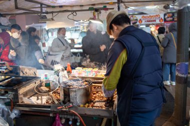 15 Aralık 2023 'te Güney Kore' nin başkenti Seul 'ün Myeongdong alışveriş bölgesindeki sokak yemekleri tezgahı.