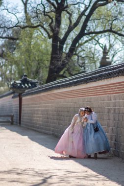 2 Nisan 2023 tarihinde Güney Kore 'nin Seul başkenti Gyeongbokgung Sarayı' nda geleneksel Kore halk kostümleri ve Hanbok giysileri giyen turistler