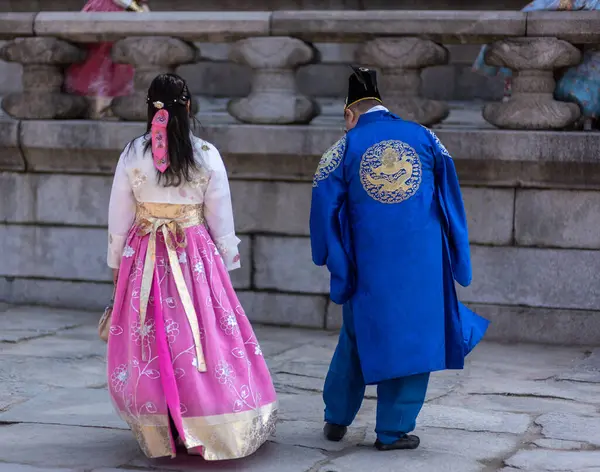 2 Nisan 2023 tarihinde Güney Kore 'nin Seul başkenti Gyeongbokgung Sarayı' nda geleneksel Kore halk kostümleri ve Hanbok giysileri giyen turistler