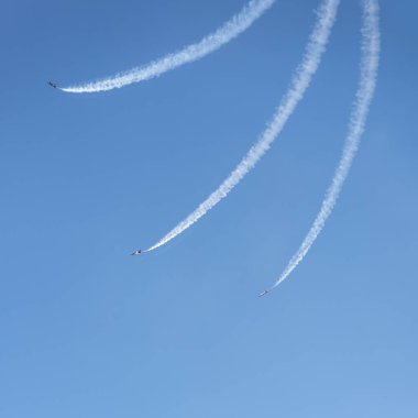 Kore Cumhuriyeti Hava Kuvvetleri Kara Kartallar akrobatik takımı 22 Eylül 2023 tarihinde Güney Kore 'nin Seul kentinde Kore Ordusu Silahlı Kuvvetler Günü askeri geçidi öncesinde Seul şehir merkezinde gösteri yaptı.