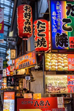 Osaka 'nın Dotonbori bölgesinde Takoyaki restoran işletme tabelası. Takoyaki, 15 Şubat 2024 tarihinde Japonya 'nın Osaka kentinde ahtapotla dolu buğday unundan yapılmış top şeklinde bir aperatiftir.