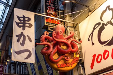 Osaka 'nın Dotonbori bölgesinde restoran işletme tabelası. Ahtapot yerel lezzeti sembolize eder. 15 Şubat 2024 'te Japonya' nın Osaka kentinde ahtapotla dolu buğday unundan yapılmış top şeklinde bir aperatif olan takoyaki.