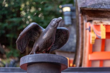 Japonya 'nın Wakayama ilindeki Nachisan' da bulunan Kumano Nachi Grand Shinto tapınağında mimari ayrıntılar, Yatagarasu heykeli, mitolojik karga ve Shinto mitolojisinde yol gösteren tanrı