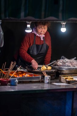 Hongik Üniversitesi yakınlarındaki Hongdae mahallesindeki sokak yemekleri satıcısı, canlı şehir gençlik sanatları ve kültürü, gece hayatı, restoranlar ve 20 Ekim 2023 'te Güney Kore' nin Seul kentinde alışveriş yapmasıyla ünlüdür.