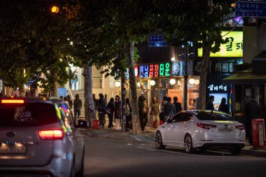 Hongik Üniversitesi yakınlarındaki Hongdae mahallesi, canlı şehir gençlik sanatları ve kültürü, gece hayatı, restoranlar ve 20 Ekim 2023 tarihinde Güney Kore 'nin Seul kentinde yapılan alışveriş ile ünlüdür.
