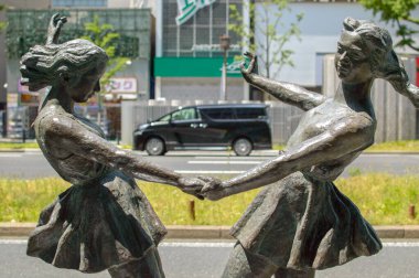 Japonya 'nın orta kesimindeki Midosuji Bulvarı' nda 5 Mayıs 2018 'de yapılan bronz heykel.