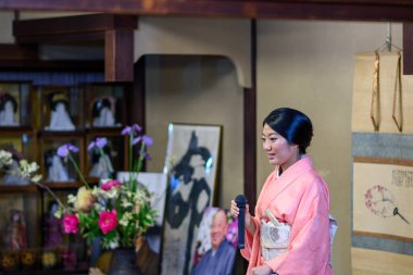 Güzel Japon Maiko çırağı Geyşa 13 Nisan 2018 'de Japonya' nın Kyoto kentinde geleneksel kimono giymiş.
