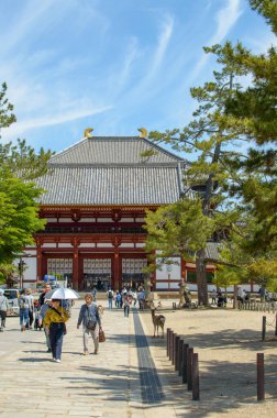 12 Mayıs 2018 'de Japonya' nın Nara kentindeki en ünlü ve tarihi Budist tapınaklarından biri olan Todaiji Tapınağı 'nın giriş kapısı.