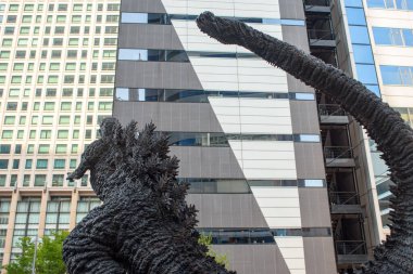 22 Nisan 2018 'de Japonya' nın orta kesimindeki Chiyoda Ward, Yurakucho 'daki Hibiya Chanter binasının önündeki Hibiya Godzilla Meydanı' ndaki Godzilla heykeli.