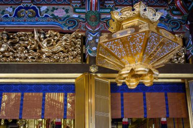 1 Nisan 2018 'de Japonya' nın orta kesimindeki Jodo Shin Budizmi 'nin Higashi Honganji Tapınağı' nın zengin dekore edilmiş iç mimarisi.