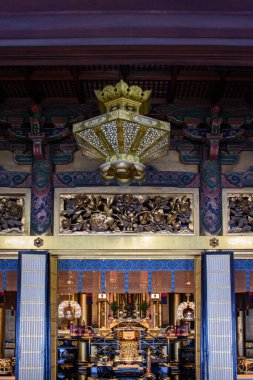 1 Nisan 2018 'de Japonya' nın orta kesimindeki Jodo Shin Budizmi 'nin Higashi Honganji Tapınağı' nın zengin dekore edilmiş iç mimarisi.