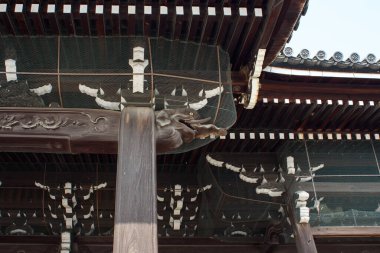 Japonya 'nın orta kesimindeki Jodo Shin Budizmi' nin Higashi Honganji Tapınağı 'nda 1 Nisan 2018' de tahta çatı kirişleri.