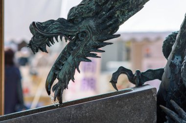 Japonya 'nın orta Kyoto kentindeki Jodo Shin Budizmi' nin Higashi Honganji tapınağında ejderha şekilli arıtma suyu çeşmesi.