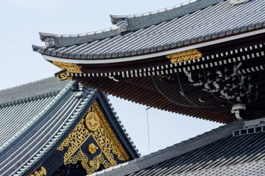 Japonya 'nın başkenti Kyoto' daki Jodo Shin Budizm 'in Higashi Honganji Tapınağı' nın çatı mimari detayları.