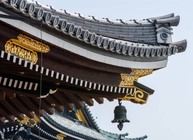Japonya 'nın başkenti Kyoto' daki Jodo Shin Budizm 'in Higashi Honganji Tapınağı' nın çatı mimari detayları.